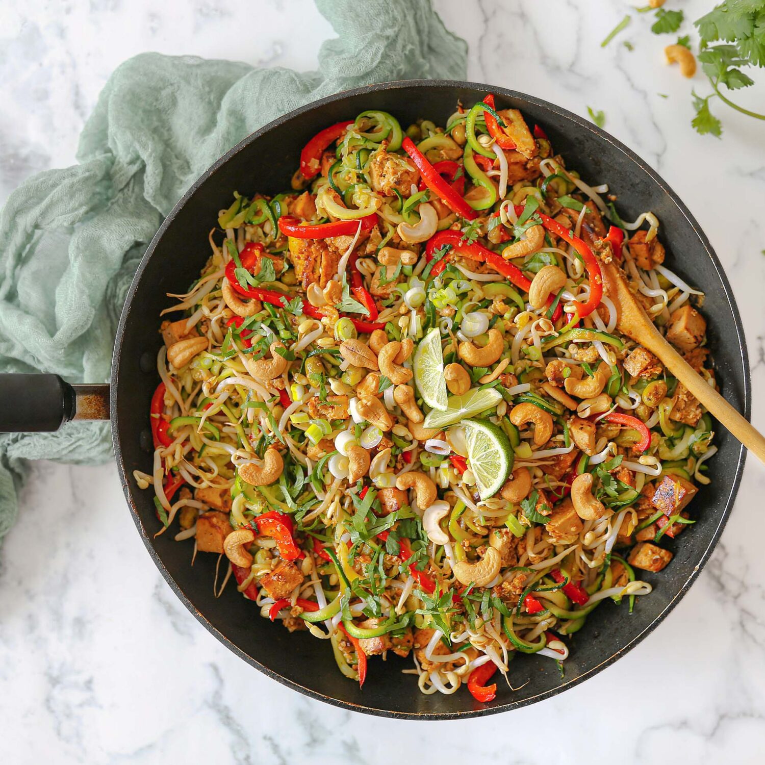 Pad thaï de zucchinis au tofu mariné