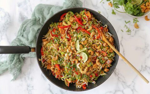 Pad thaï de zucchinis au tofu mariné