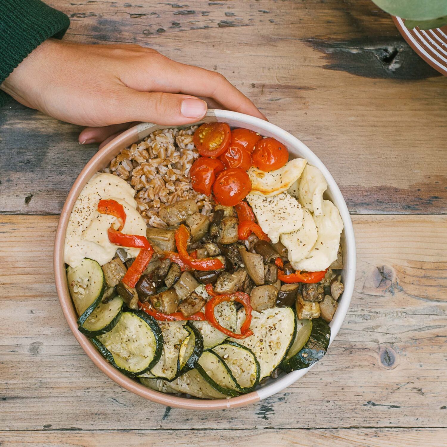 Farro aux légumes grillés et halloumi