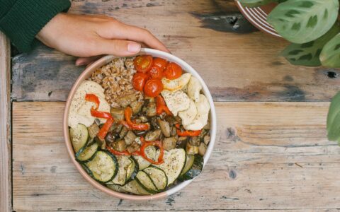 Farro aux légumes grillés et halloumi