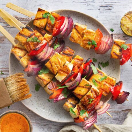 Brochettes de tofu et halloumi à l’indienne