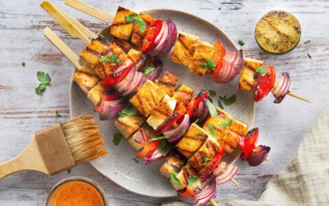 Brochettes de tofu et halloumi à l’indienne