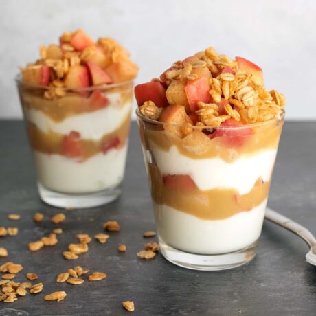 Parfait au yogourt, pommes et tahini