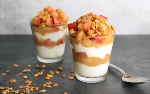 Parfait au yogourt, pommes et tahini