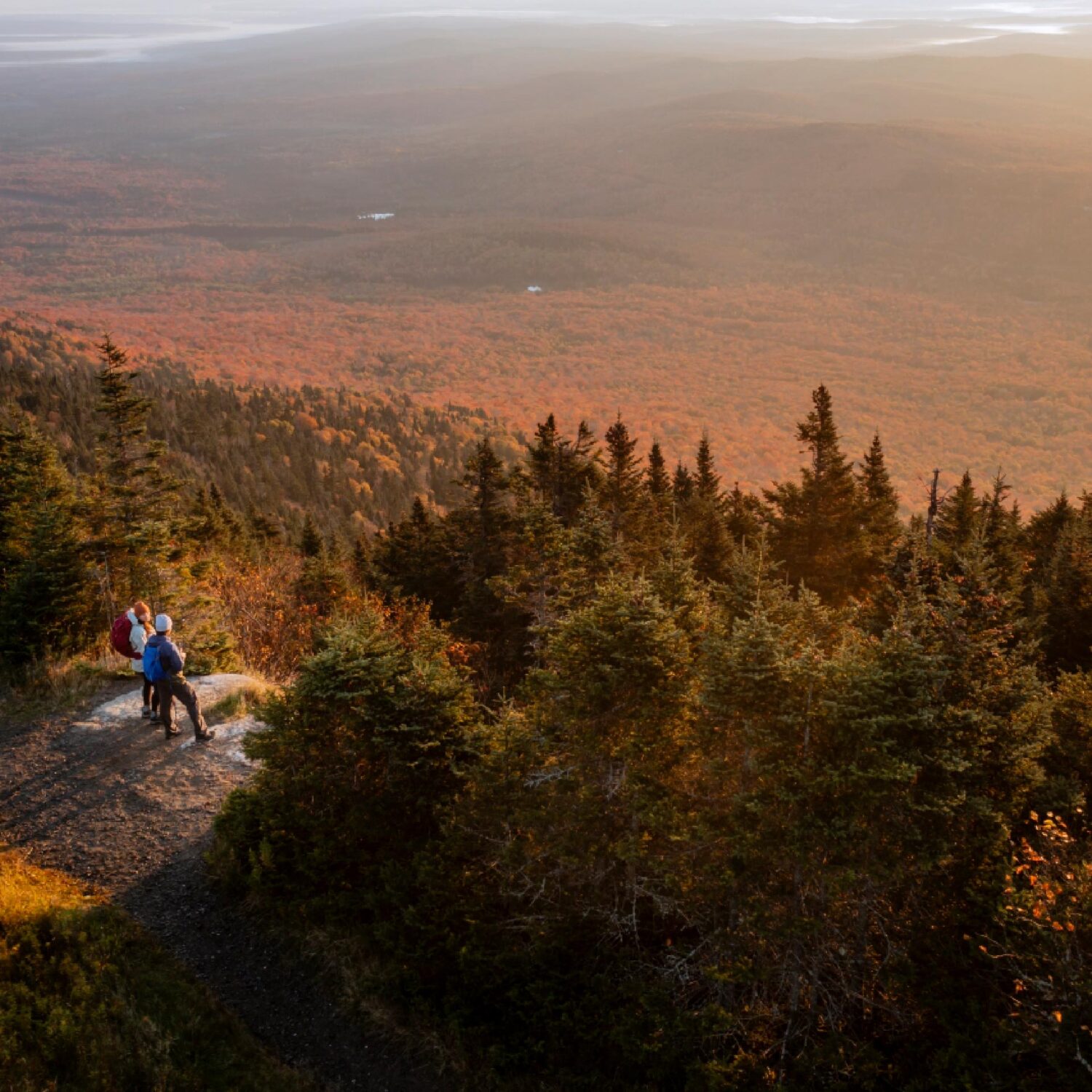 deux personnes au sommet d'une montagne l'automne