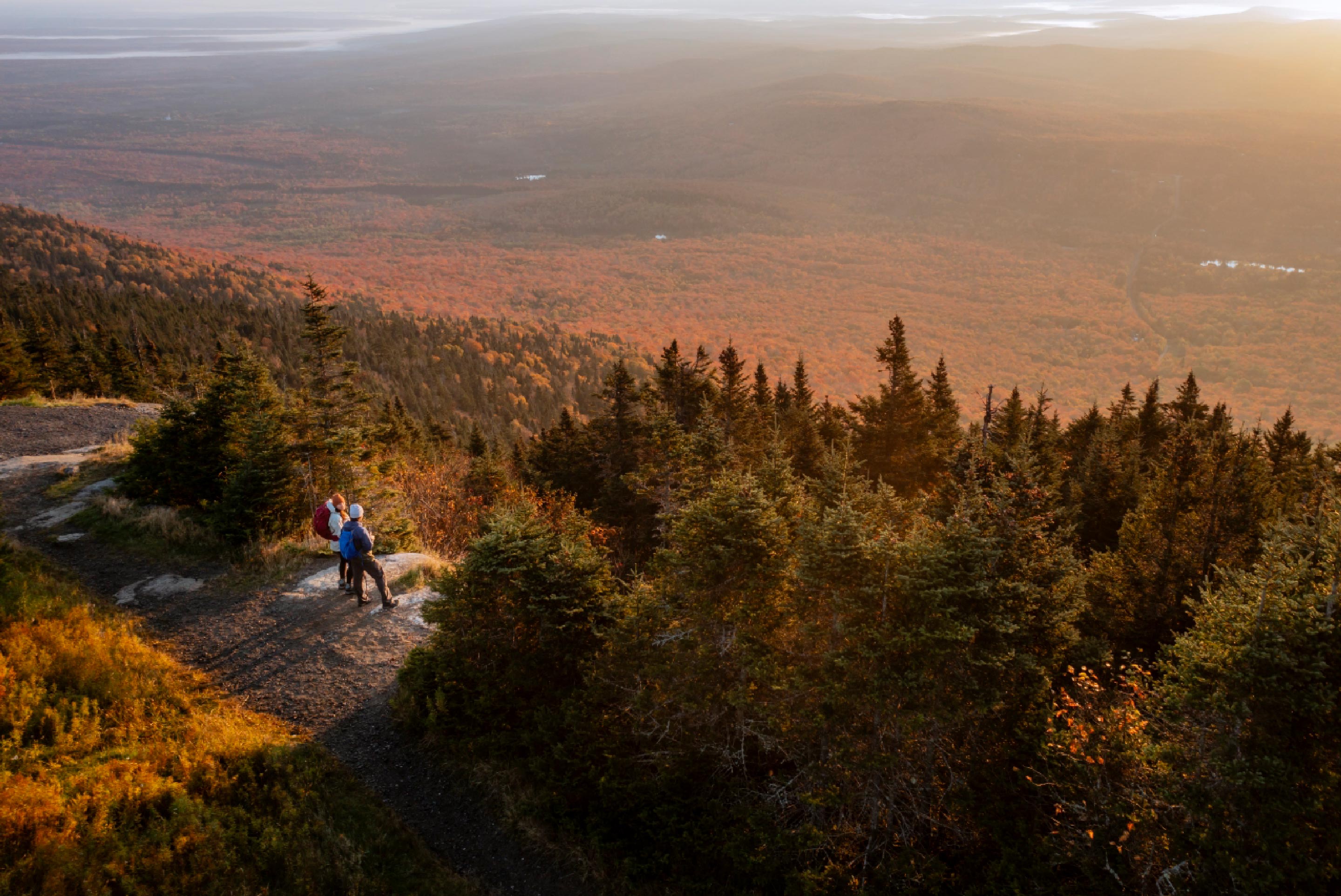 deux personnes au sommet d'une montagne l'automne