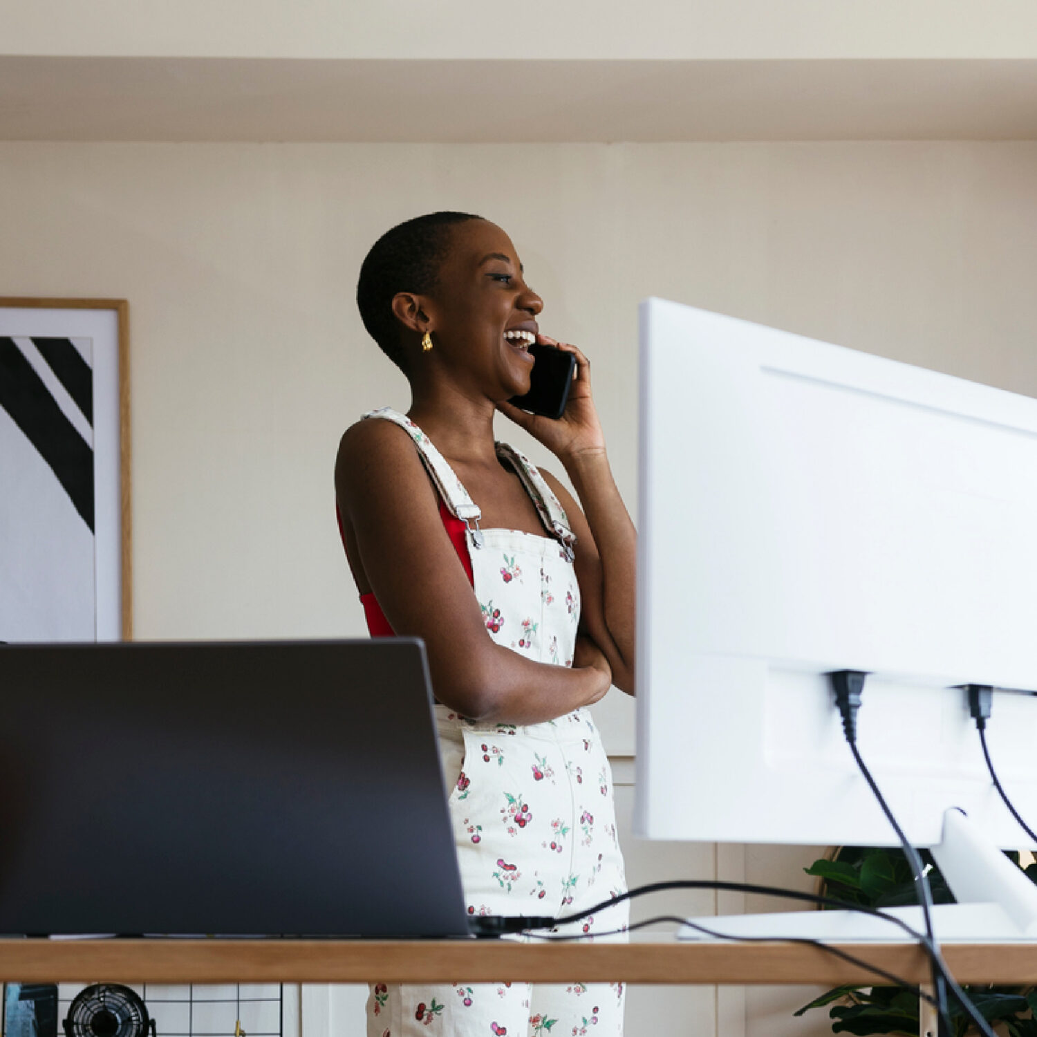 femme debout devant un bureau