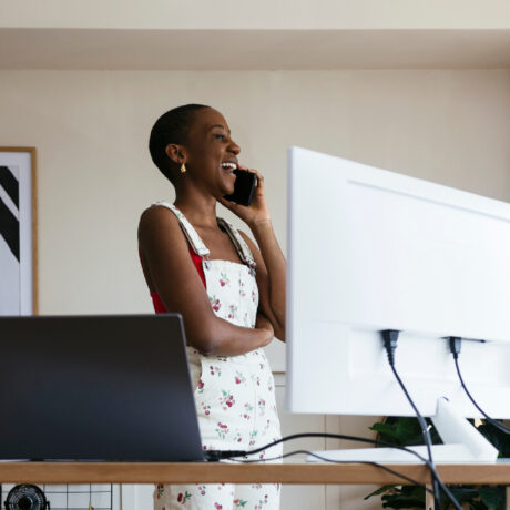 femme debout devant un bureau