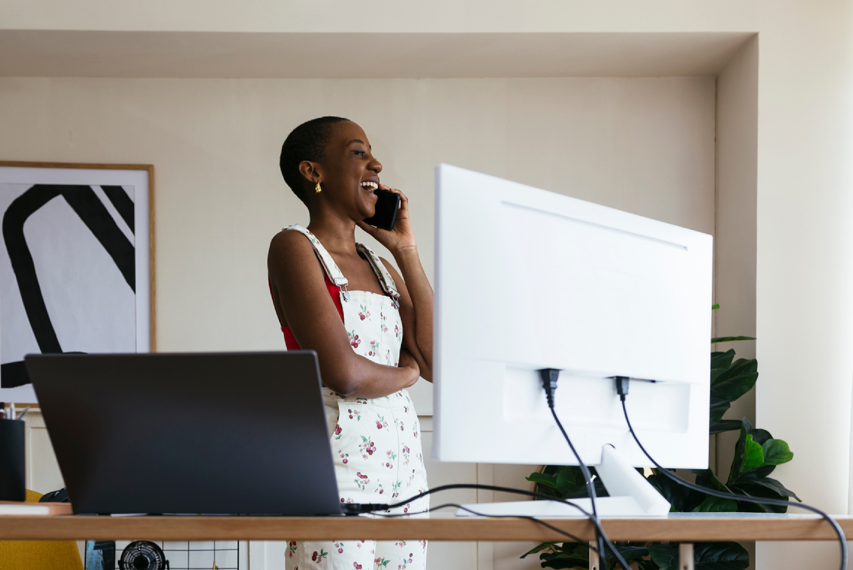 femme debout devant un bureau