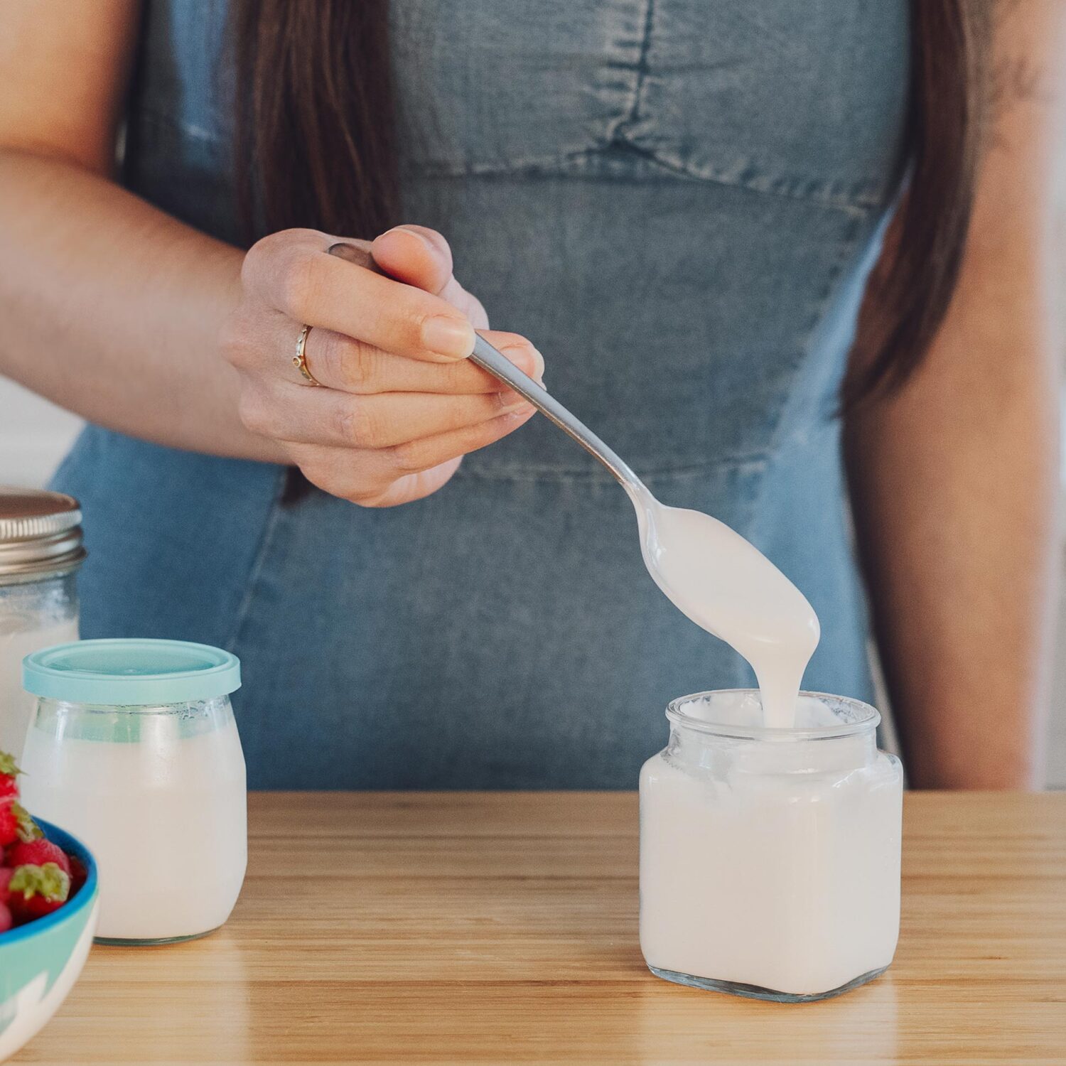 femme avec pots de yogourt