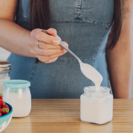 femme avec pots de yogourt