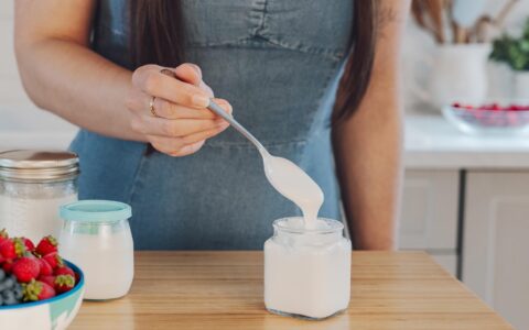 femme avec pots de yogourt