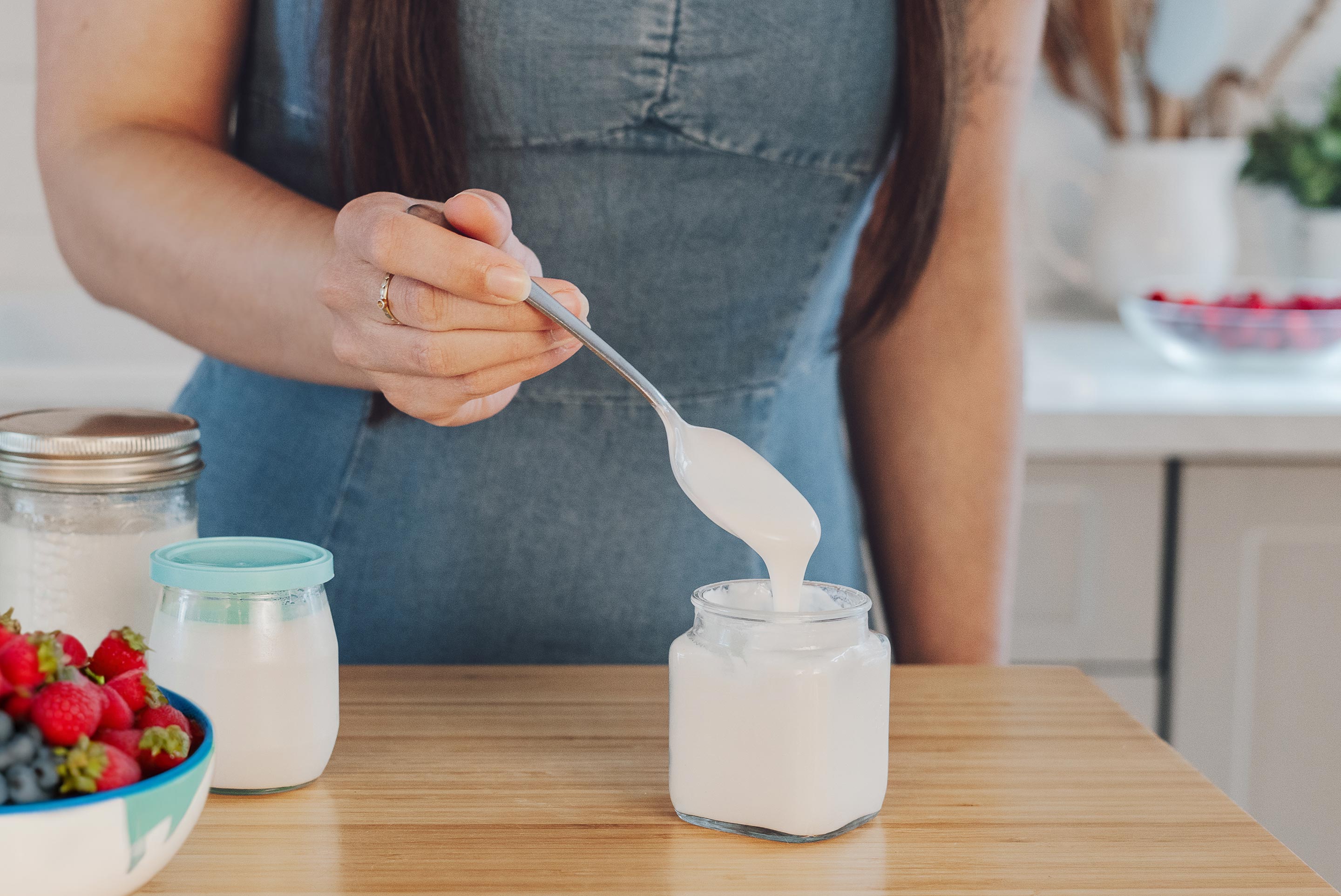 femme avec pots de yogourt