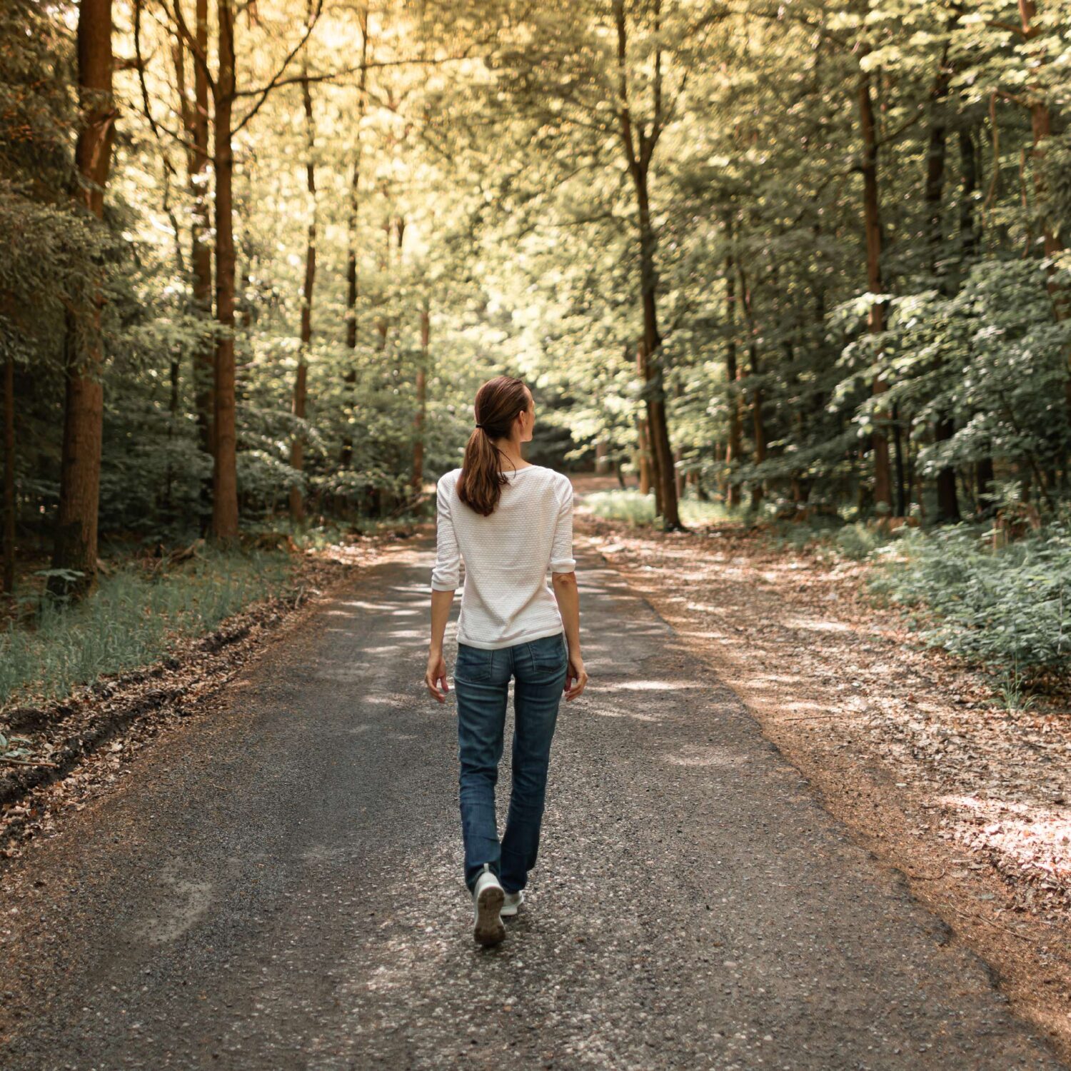 femme qui marche en nature