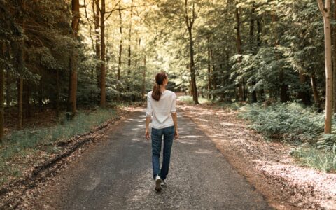 femme qui marche en nature