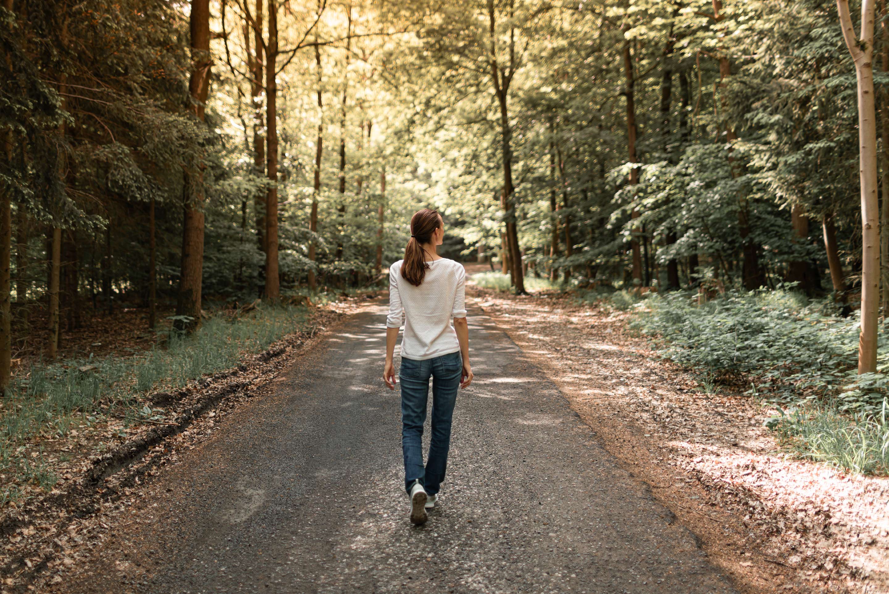 femme qui marche en nature