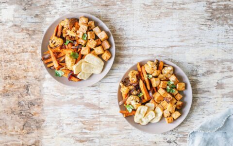 2 bols de tofu et halloumi avec légumes