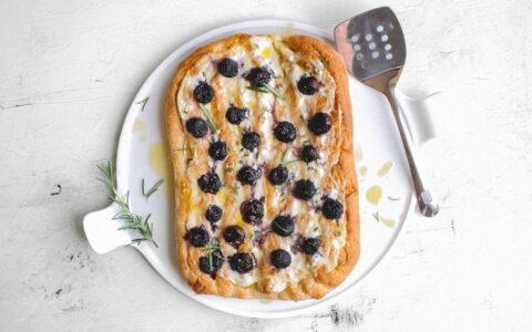 Pain naan au mascarpone, romarin et raisins