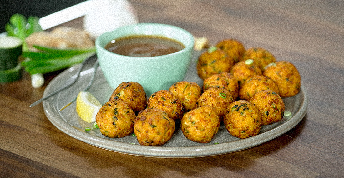 assiette de boulettes asiatique avec sauce