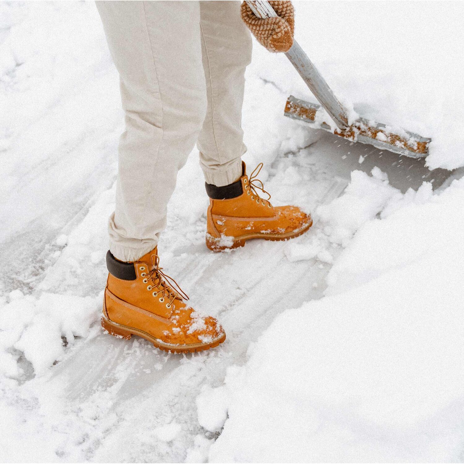 personne qui pellette de la neige